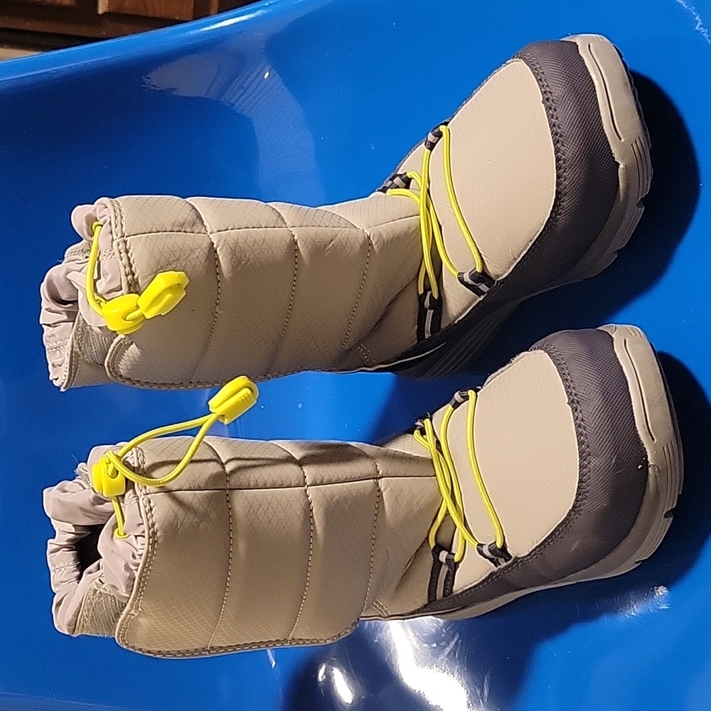 LIKE NEW snow boots
